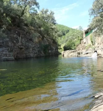 Resulta herido tras tirarse al agua en la piscina natural de Las Mestas y golpearse con las piedras