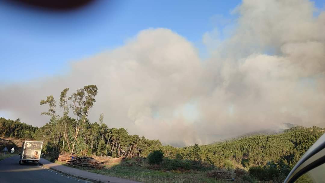 El incendio de las Hurdes apunta haber sido provocado y el viento dificulta su extinción