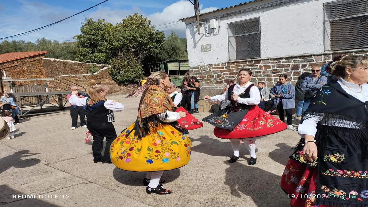 El Grupo Folclórico «TRASLAERA» de Pinofranqueado y Alquerías triunfa en D’Alboroqui Las Hurdes, celebrado en Mesegal