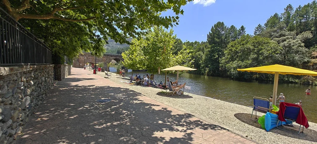 Sumérgete en la piscina natural de Pinofranqueado, el paraíso acuático de Las Hurdes para el verano 2025. Disfruta de su belleza natural, chiringuitos y un paseo fluvial único. ¡Reserva tu escapada en Apartamentos Rurales El Prado!