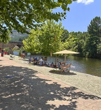 Sumérgete en la piscina natural de Pinofranqueado, el paraíso acuático de Las Hurdes para el verano 2025. Disfruta de su belleza natural, chiringuitos y un paseo fluvial único. ¡Reserva tu escapada en Apartamentos Rurales El Prado!