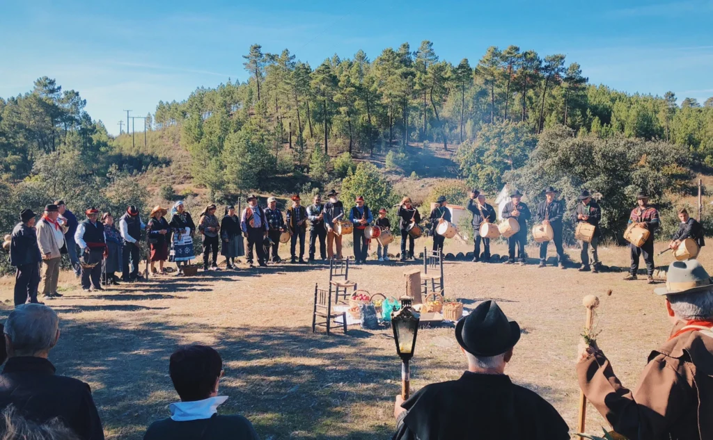 Descubre La Carvochá-Chicharrona en El Mesegal (Las Hurdes) el 1 de Noviembre de 2025. Magia, culto a los antepasados y cánticos del Petitoriu de Ánimas.